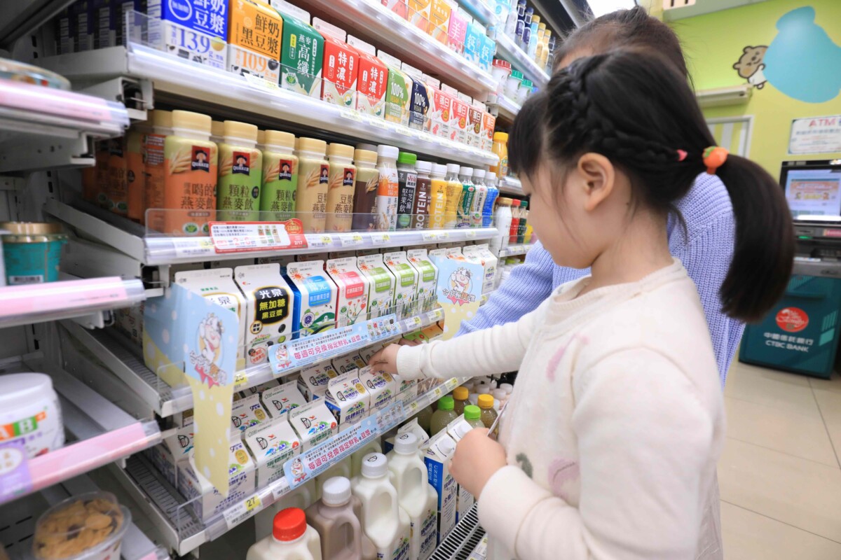 ▲有17種牛奶、18種豆漿品牌可供選擇。(圖/記者顏淑娟翻攝)
