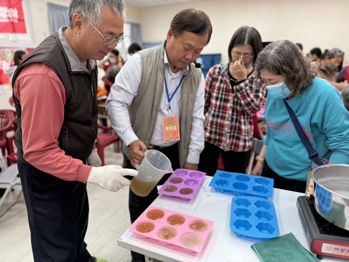 嘉義大學攜手布袋鎮好美里民齊聚一堂，將香矛入皂共同辦理「皂福好美・過好年 DIY」活動，透過溫暖的手作體驗，迎馬年新春。（圖／嘉義大學提供）