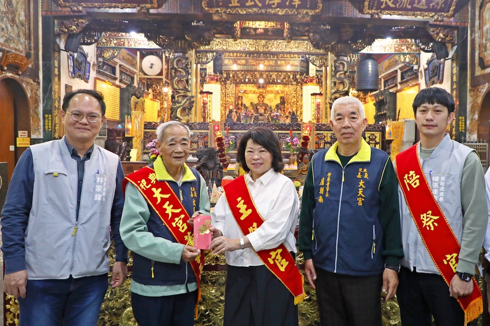嘉義市黃敏惠市長擔任點禮官，主持「嘉邑祀典大天宮丙午年迎春平安祭典」，祝福市民新年順心如意、馬上幸福。（圖/嘉義市政府提供）