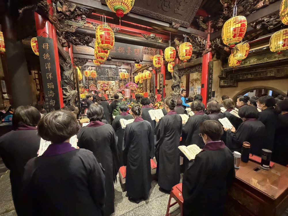 奉天宮完成開廟門、搶頭香儀式後，隨即由誦經團進行誦經。（圖/記者黃采琳攝）