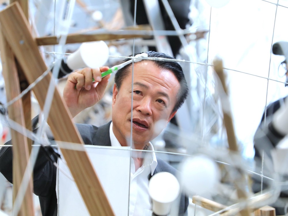 翁章梁縣長7日親自到「睡魔小屋」與團隊及小朋友一同體驗睡魔燈籠的製作過程。（圖/嘉義縣政府提供）