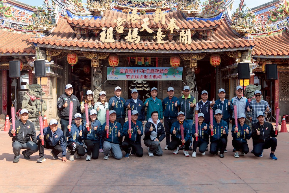 嘉義縣115年全縣運動會賽事，為祈求「開臺媽祖」庇佑，翁章梁縣長與奉天宮何達煌董事長，一同在開臺媽祖前取母火。（圖/嘉義縣政府提供）