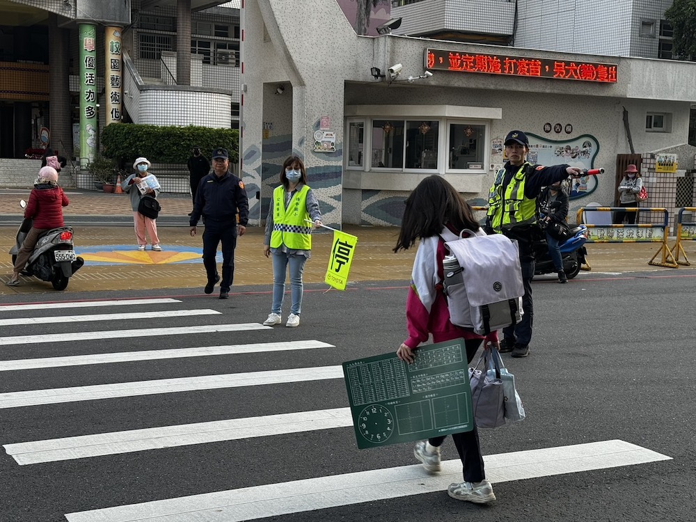 嘉義市警察局的波麗士大人為了讓學童能安心重返校園啟動「護童勤務」。(圖/嘉義市警察局提供)