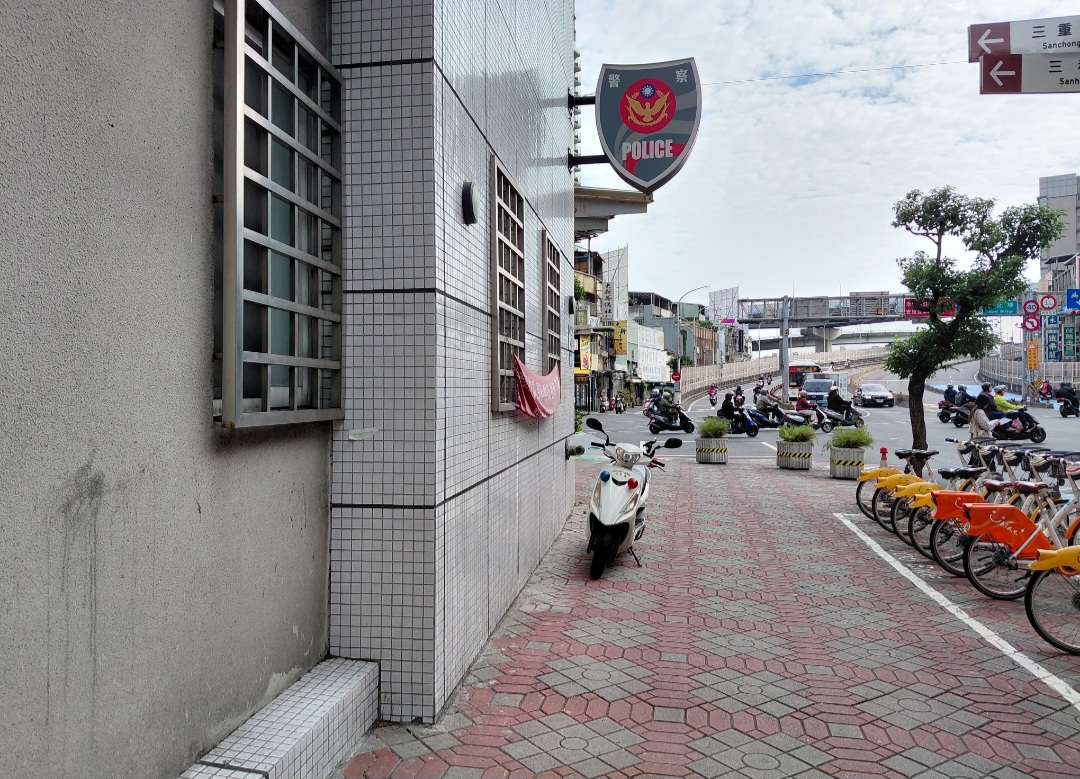 日前遭到民眾舉報的三重警分局三重派出所警用機車公然在人行道上違規停車。(影像由記者郭晉嘉拍攝)。