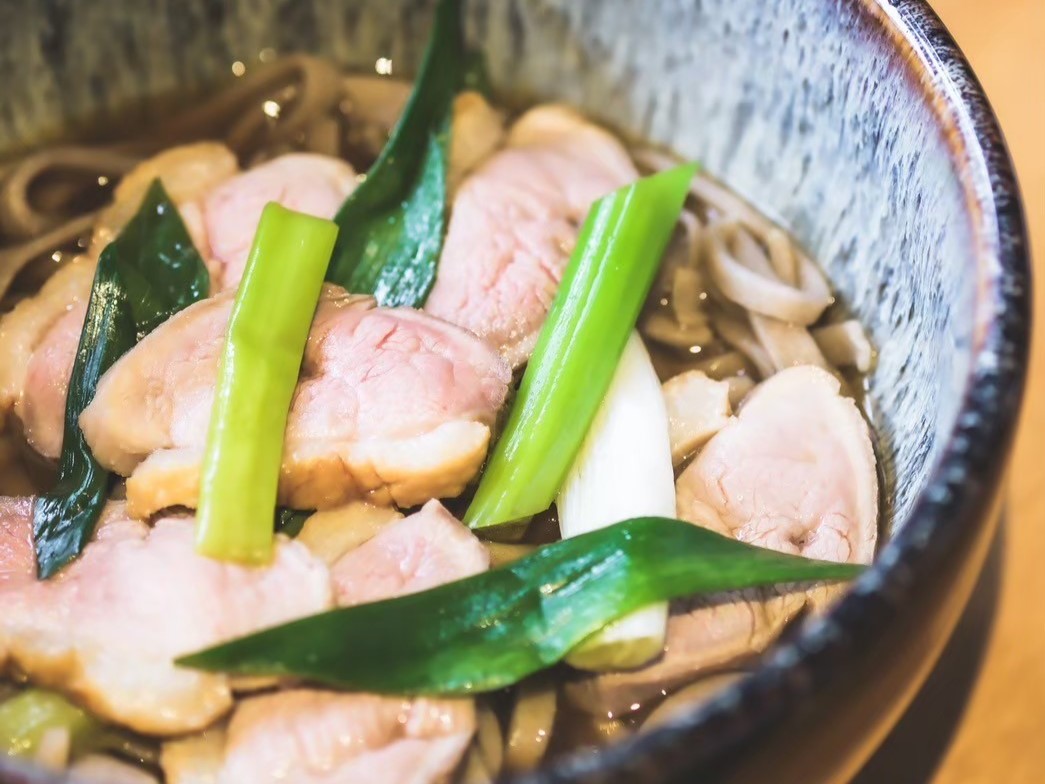 ▲烤過的大蔥與鴨肉為沾汁注入焦香油脂，是二八手打蕎麥麵的經典搭配。(圖/手打蕎麥麵 二八提供)