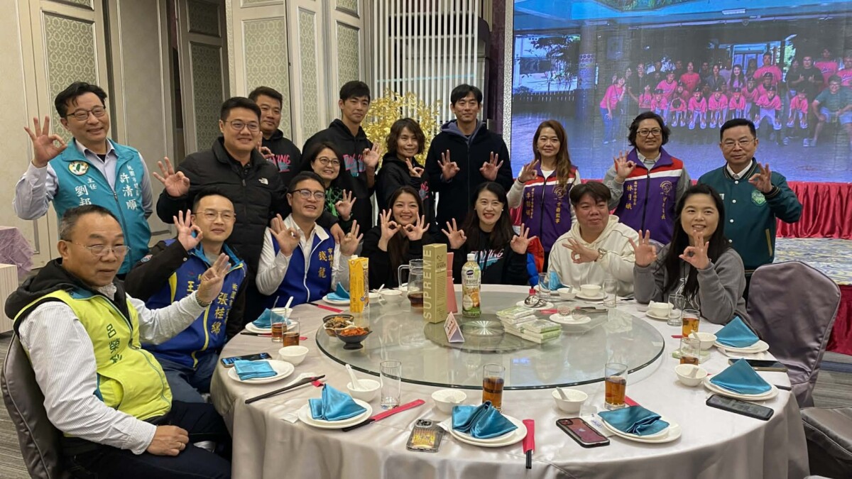 桃園市蘆竹區各地方仕紳、民意代表、校友代表及教育夥伴共同出席這場親子感恩餐會，他們見證的不只是孩子揮棒的姿勢，更是品格成長的軌跡。(影像由記者郭晉嘉拍攝)。