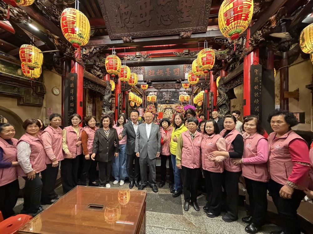 何達煌董事長與翁章梁縣長賢伉儷與誦經團成員合影。（圖/記者黃采琳攝）