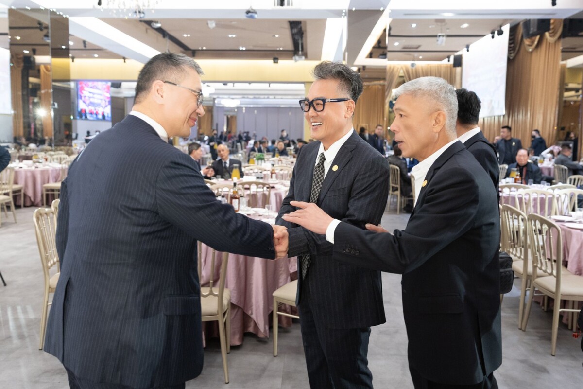 民進黨秘書長徐國勇（左）與現任理事長劉邵智（中）、榮譽理事長趙維君（右）握手致意，肯定徵信業守護社會安定的貢獻。（圖 / 中華民國徵信商業同業公會全國聯合會提供）
