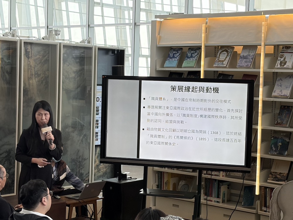故宮書畫文獻處策展人鄭淑方助理研究員說明「地緣政治的國際萬象ￚ十四至十九世紀的東亞世界」展覽。（圖/記者黃采琳翻攝）
