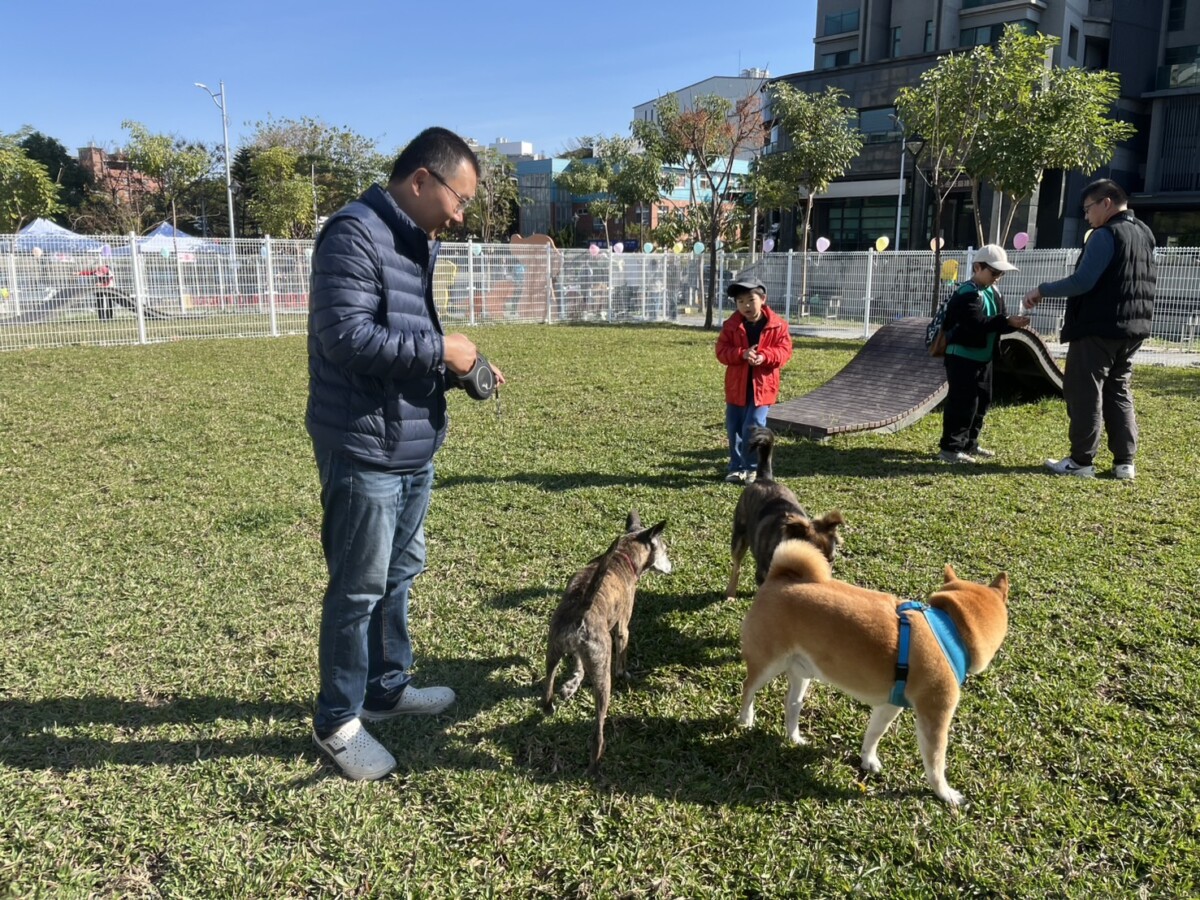 ▲永隆寵物公園「毛小孩專區」啟用，吸引眾多帶著毛小孩家人到場體驗。(圖/記者顏淑娟翻攝)
