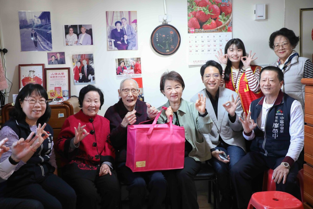 ▲春節前夕探視百歲人瑞,送上年菜、禮品等。(圖/中市府提供)