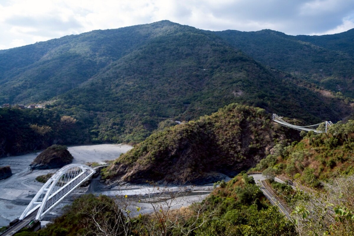 ▲龍頭山遊憩區俯瞰壯闊河谷地景。（記者陳維鈞翻攝）