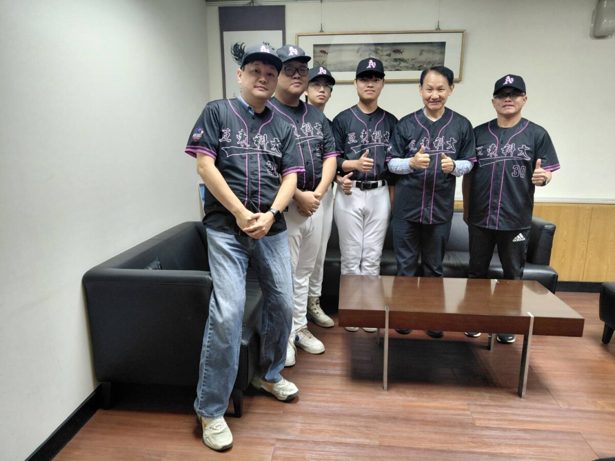亞東科技大學棒球隊師生們在對棒球的熱愛真是讓人為之動容。(影像由記者郭晉嘉拍攝)。
