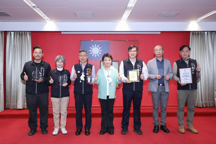 ▲台中人本建設奪雙料「優等」！榮獲中央無障礙評鑑8大獎，建設局市政會議獻獎共享榮耀。(圖/記者顏淑娟翻攝)
