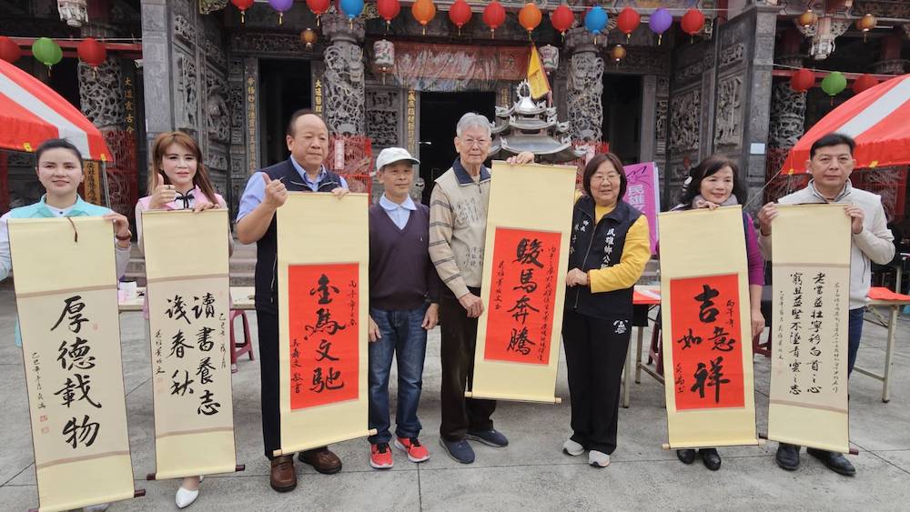 民雄鄉公所為營造溫馨喜氣的年節氛圍並推廣書法藝術，辦2026「駿馬奔騰迎新春，妙筆生花寫春聯」新春揮毫，並免費致贈春聯活動。（圖/民雄鄉公所提供）