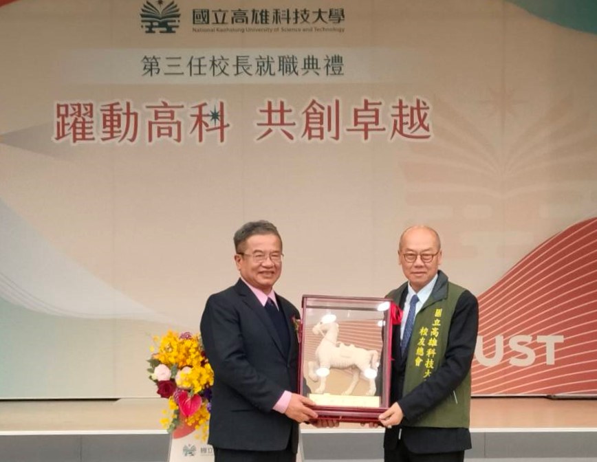 ▲國立高雄科技大學校友總會長朱溥霖。圖右，特別贈送珍珠馬，圖左，給卸任校長楊慶煜。（記者 李堂安 攝）