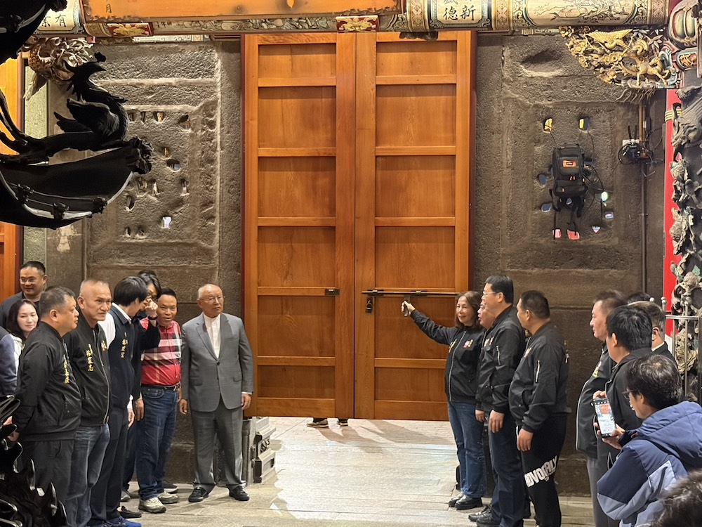 奉天宮董監事在何達煌董事長帶領下，準備子時一到開廟門。（圖/記者黃采琳攝）