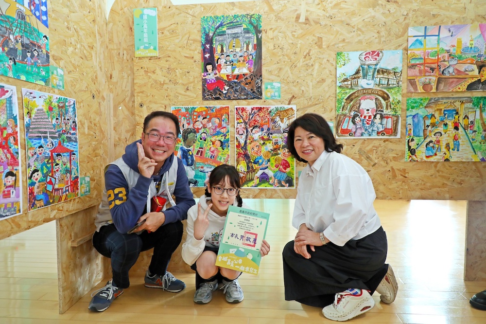 嘉義市立美術館（嘉美館）舉行「穿越嘉義公園．一起來寫生」活動，吸引319位熱情參賽，評選出36位優勝者。黃敏惠市長親自出席主持頒獎典禮。（圖/嘉義市政府提供）