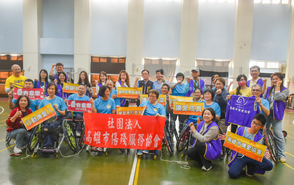 ▲鼓岩國小棒球隊小球員坐上特製輪椅，體驗傷殘人士永不放棄的精神。（圖/高雄市傳愛協會提供）