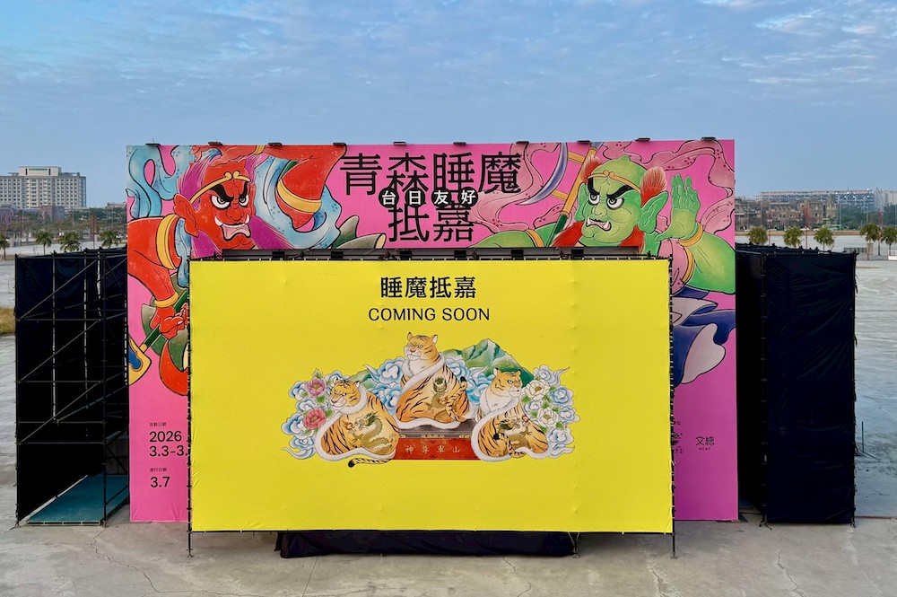 翁章梁縣長7日親自到「睡魔小屋」與團隊及小朋友一同體驗睡魔燈籠的製作過程。（圖/嘉義縣政府提供）