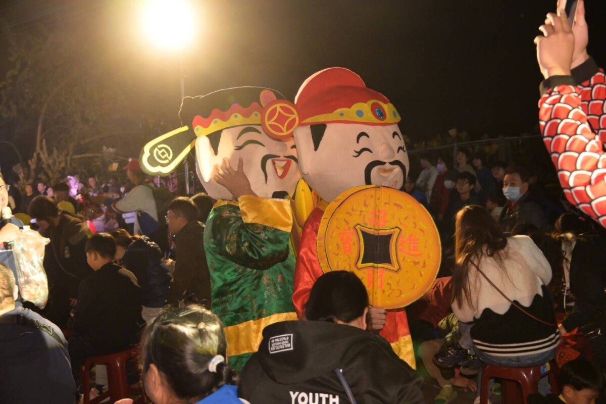▲現場十分熱鬧，財神祝大家新年快樂。(圖/中市府文化局提供)