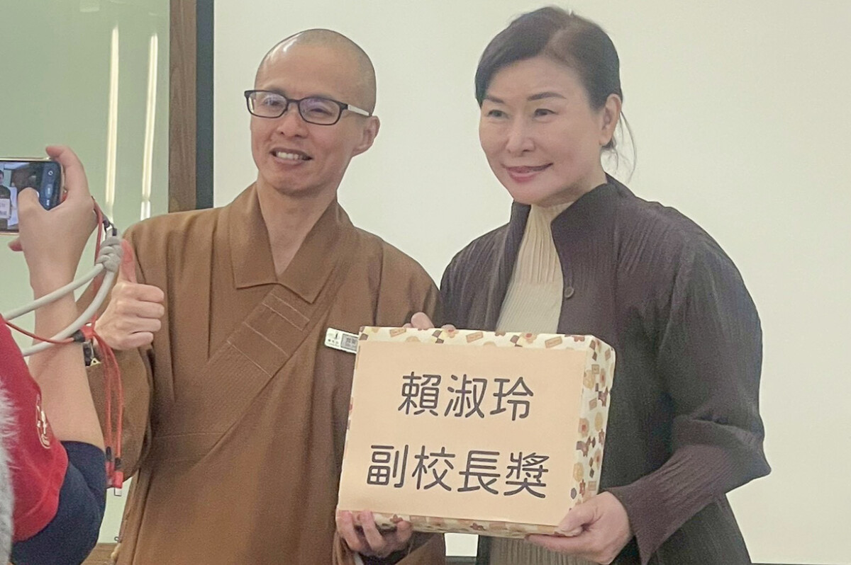 ▲感恩餐會現場設置摸彩活動，人人有獎、氣氛熱絡，展現教育社群凝聚力與共享喜悅的精神，左為釋知賢院長、右是賴淑玲副校長。（圖/南華大學提供）