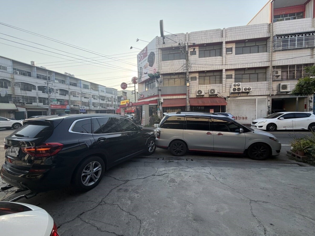 搖晃名車一路撞　疑毒駕衝派出所防撞階梯起火