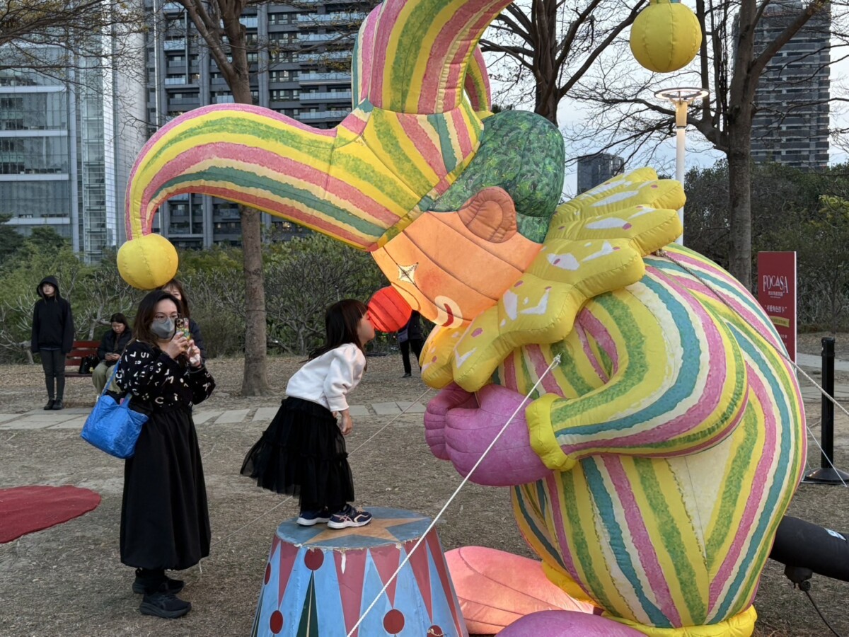 ▲幾米意象裝置頭碰頭甜蜜溫馨。(圖/中市府提供)