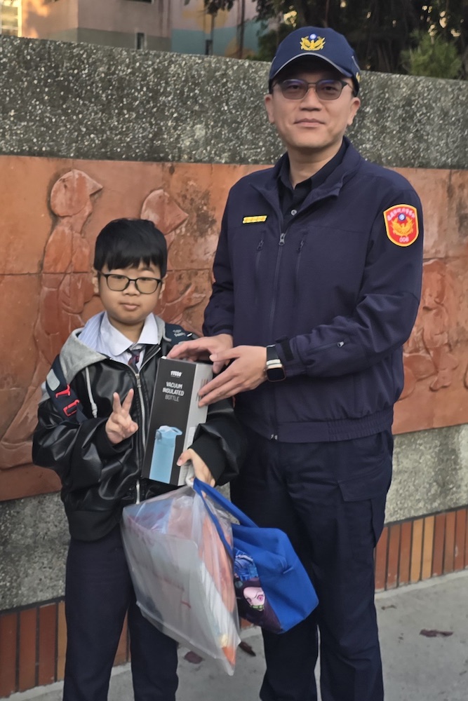 閻百川分局長特別準備了印有警語標誌的保溫杯,作為開學禮物。領到保溫杯的小朋友紛紛露出驚喜笑容。(圖/嘉義市警察局提供)