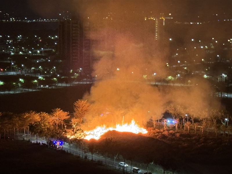 新年不平靜！ 高雄橋頭空地突起火　濃煙狂竄