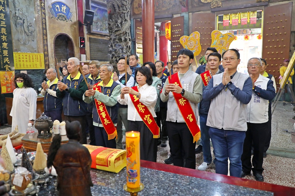 嘉義市黃敏惠市長擔任點禮官，主持「嘉邑祀典大天宮丙午年迎春平安祭典」，祝福市民新年順心如意、馬上幸福。（圖/嘉義市政府提供）
