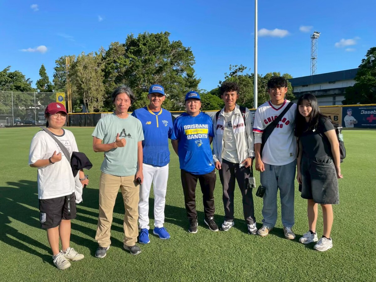 國立臺灣體育運動大學運動資訊與傳播學系吳承翰、張為瑋、陳盈蓁與陳奕帆等4位學生在指導教授黃致豪帶領下前往澳洲深化台澳青年棒球交流。(影像由昆士蘭棒球協會提供)。