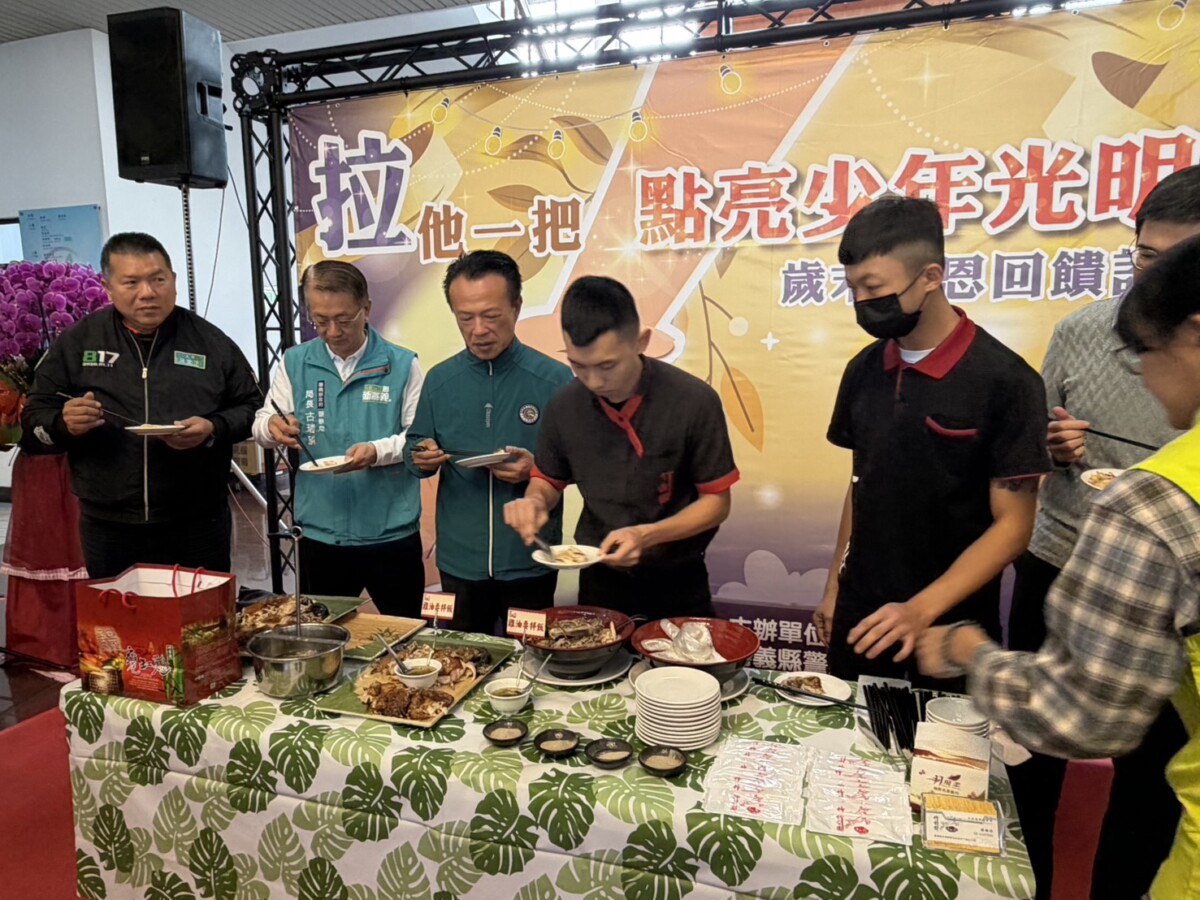 少年代表小全現場展示自己在職場上的學習成果,邀請縣長及與會來賓品嚐,獲得一致好評與鼓勵。(圖/記者黃采琳翻攝)