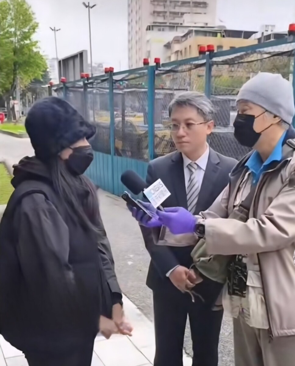 林揚竣得知該名女員工，得知她因遭賓賓哥直播「公審」而身心俱疲，承受巨大壓力與恐懼，甚至不敢公開露面，林揚竣隨即委託律師林哲健(中)向新北地檢署提出恐嚇及個資法等相關告訴。(影像自圤智雨抖音直播)。