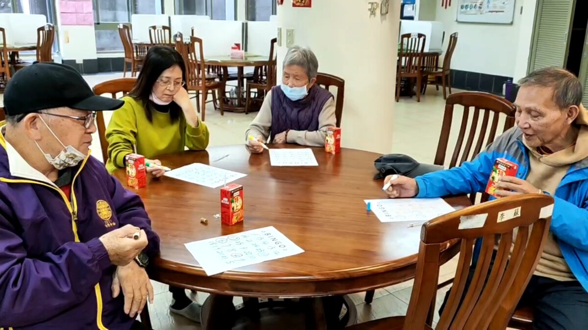 連線成功笑開懷　賓果遊戲溫馨年味在彰化榮家
