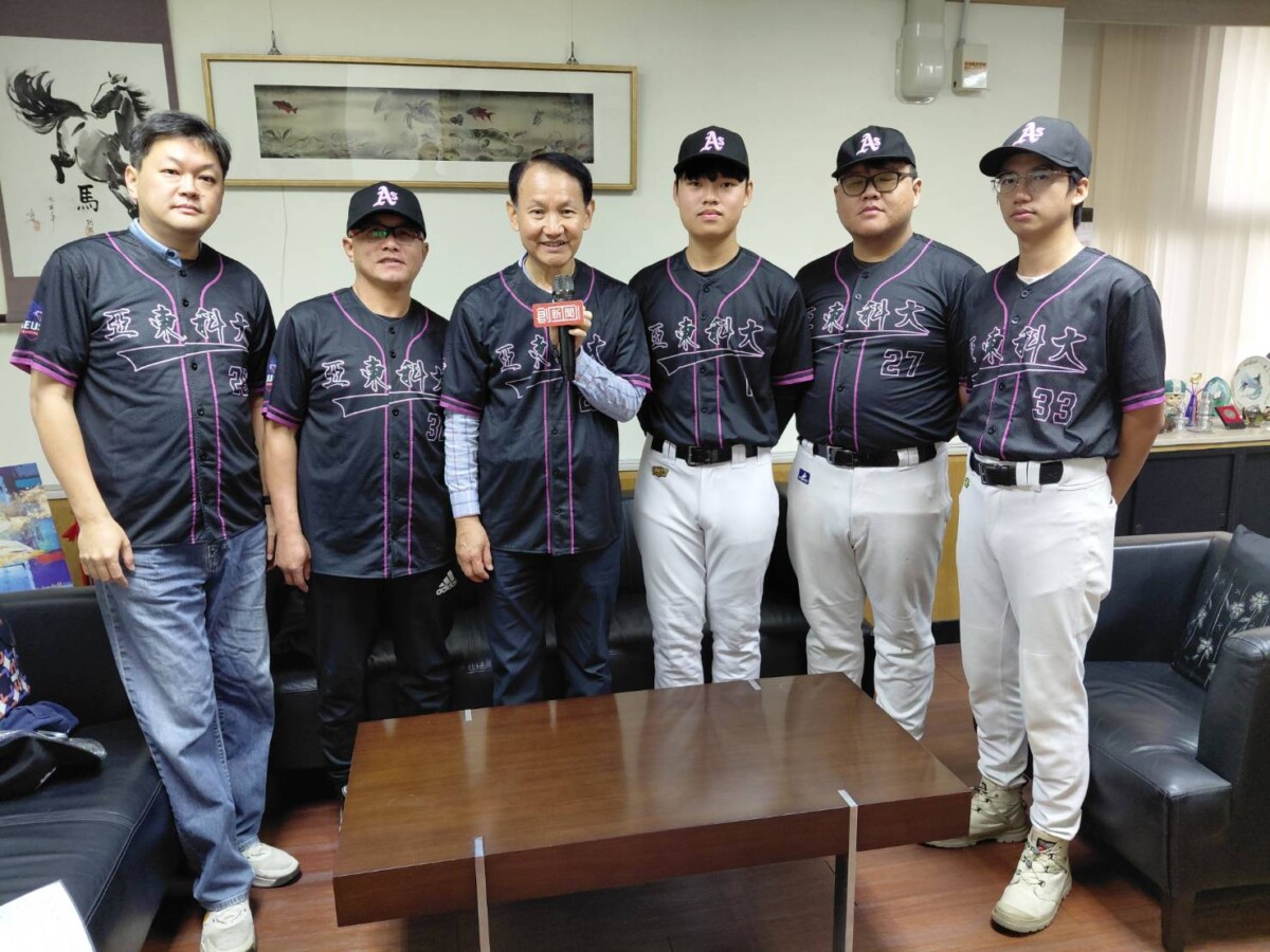 亞東科大校長黃茂全博士對於自家學校的子弟兵們無限支持，並將該校球衣穿在身上侃侃而談對於棒球隊的支持。(影像由記者郭晉嘉拍攝)。