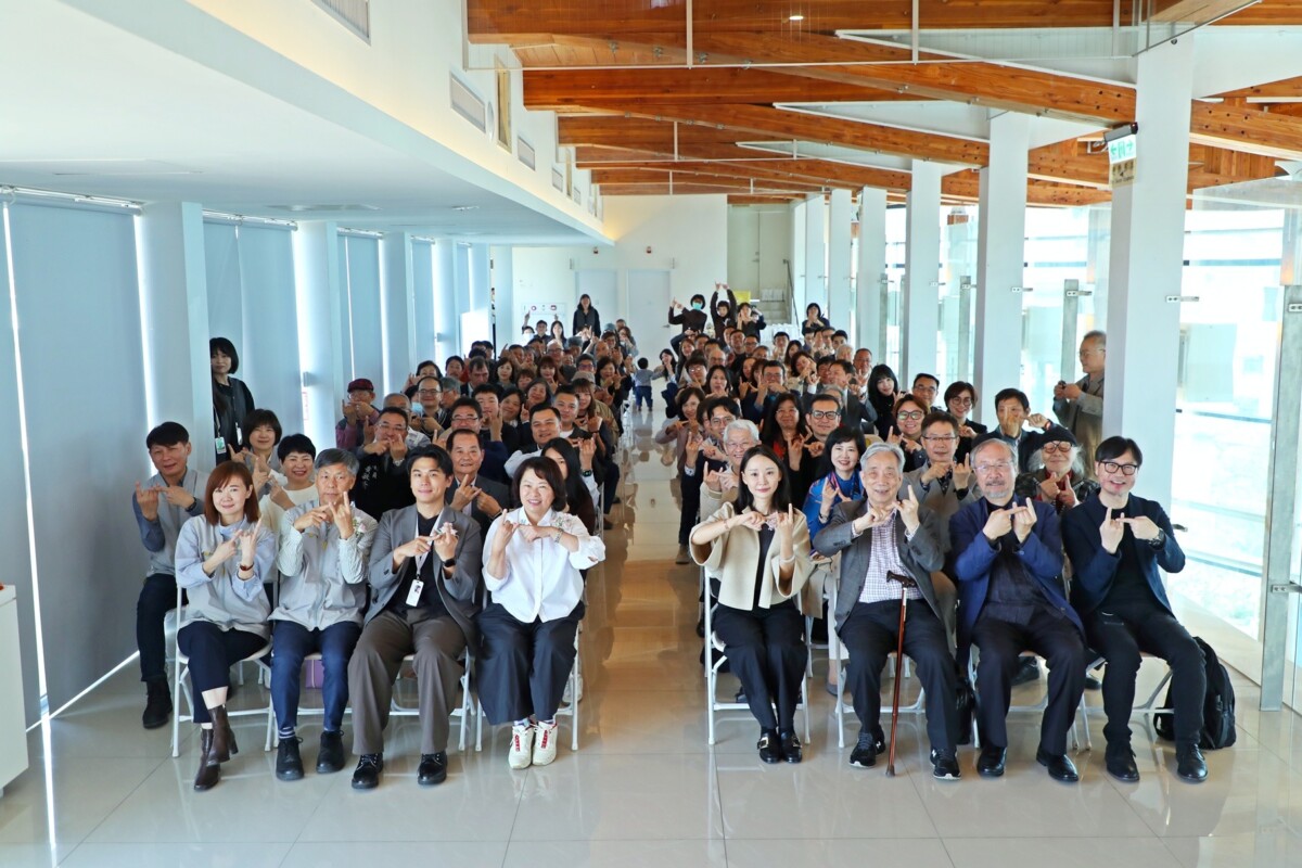 黃敏惠市長佈達市立美術館（嘉美館）新任館長潘青林教授就職儀式。黃市長期許持續豐富城市人文內涵，為嘉義市文化注入新能量。（圖/嘉義市政府提供）