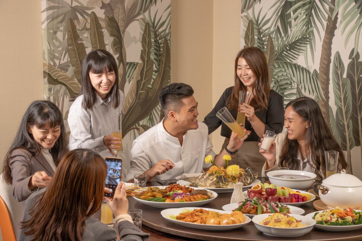 ▲HAWKER好客南洋餐廳 獨特呈現南洋飲食文化，融合多元族群特色與香料技法，打造充滿生命力的異國美食體驗，讓饕客輕鬆分享生活中的美好時刻。（圖/高雄洲際酒店提供）