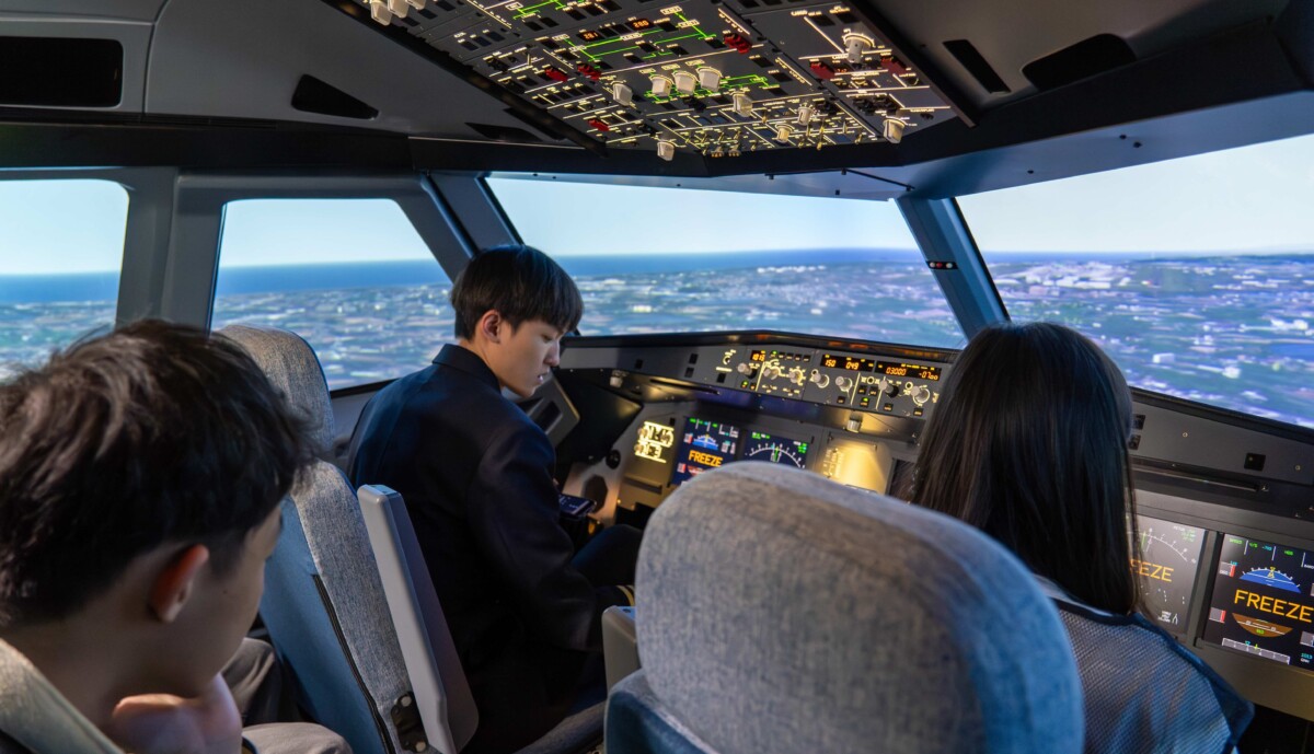 ▲學員首次坐上空中巴士A320模擬機，飛行體驗感到新奇且震撼。(圖/記者顏淑娟翻攝)