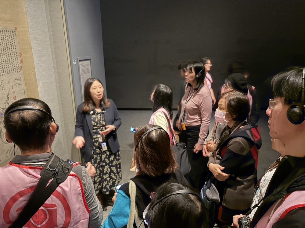 蘇雅芬助理研究員導覽解說馬年大展。（圖/記者黃采琳翻攝）
