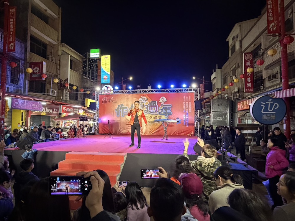 奉天宮內準備門廟門，廟外廣場則有精彩節目表演與信眾作伙過年。（圖/黃采琳攝）