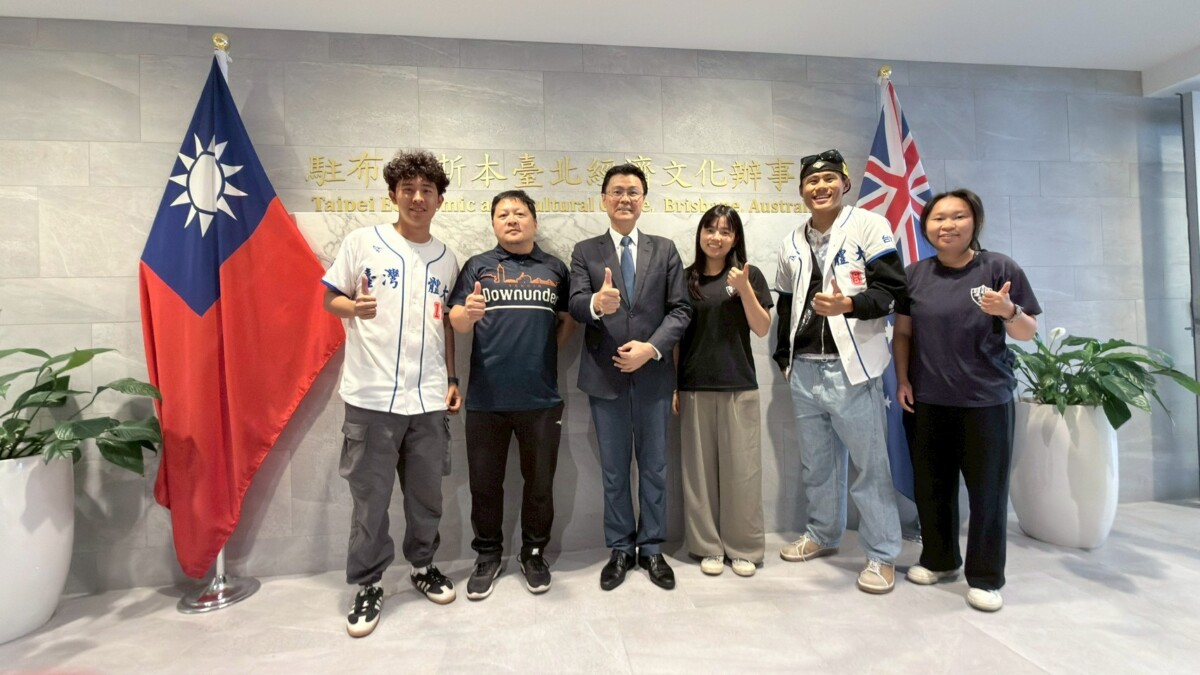 為深化台澳棒球交流，中華民國僑務委員羅富齡亦熱情接待學生，特別安排餐敘交流並體驗澳洲在地美食。(影像由昆士蘭協會提供)。