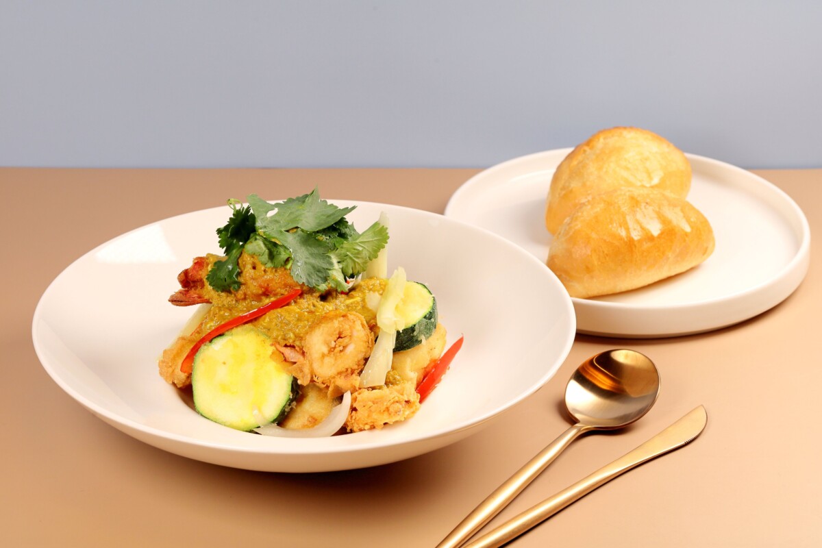 ▲京心咖啡廳「五週年限定料理」，祭出風味濃郁的「泰式咖哩海鮮滑蛋」，驚喜價555元+10%，以香辣咖哩結合鮮甜海味與滑嫩蛋香，層次豐富。（圖/高雄萬豪酒店提供）