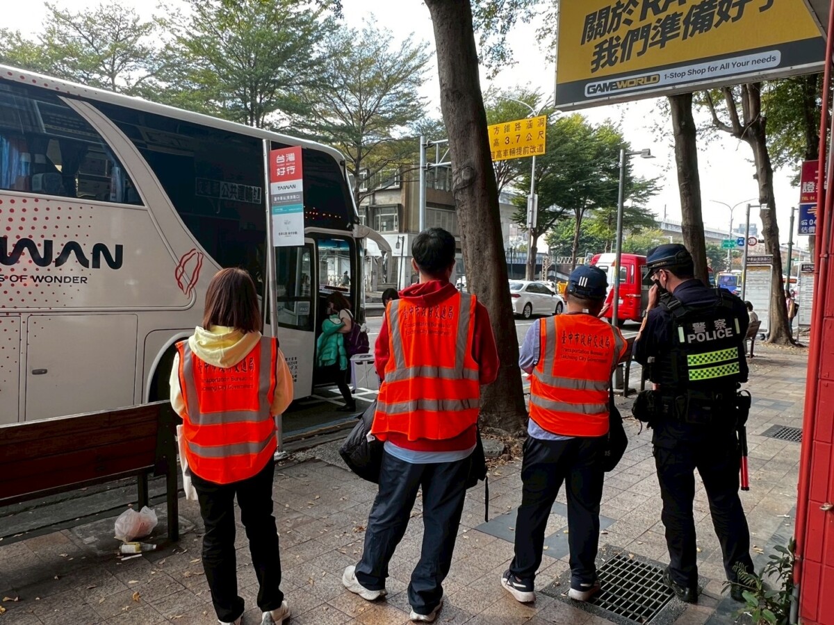 ▲市府於各大車站、重要觀光景點等聯合稽查取締違法營業白牌車。(圖/中市府提供)