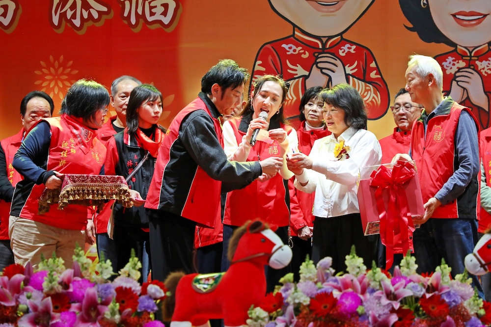 嘉義市福添福社會福利基金會為協助雲嘉地區近千名弱勢團體、家庭及失依兒童，辦「助你幸福 圍爐歡聚」餐會。（圖/嘉義市政府提供）