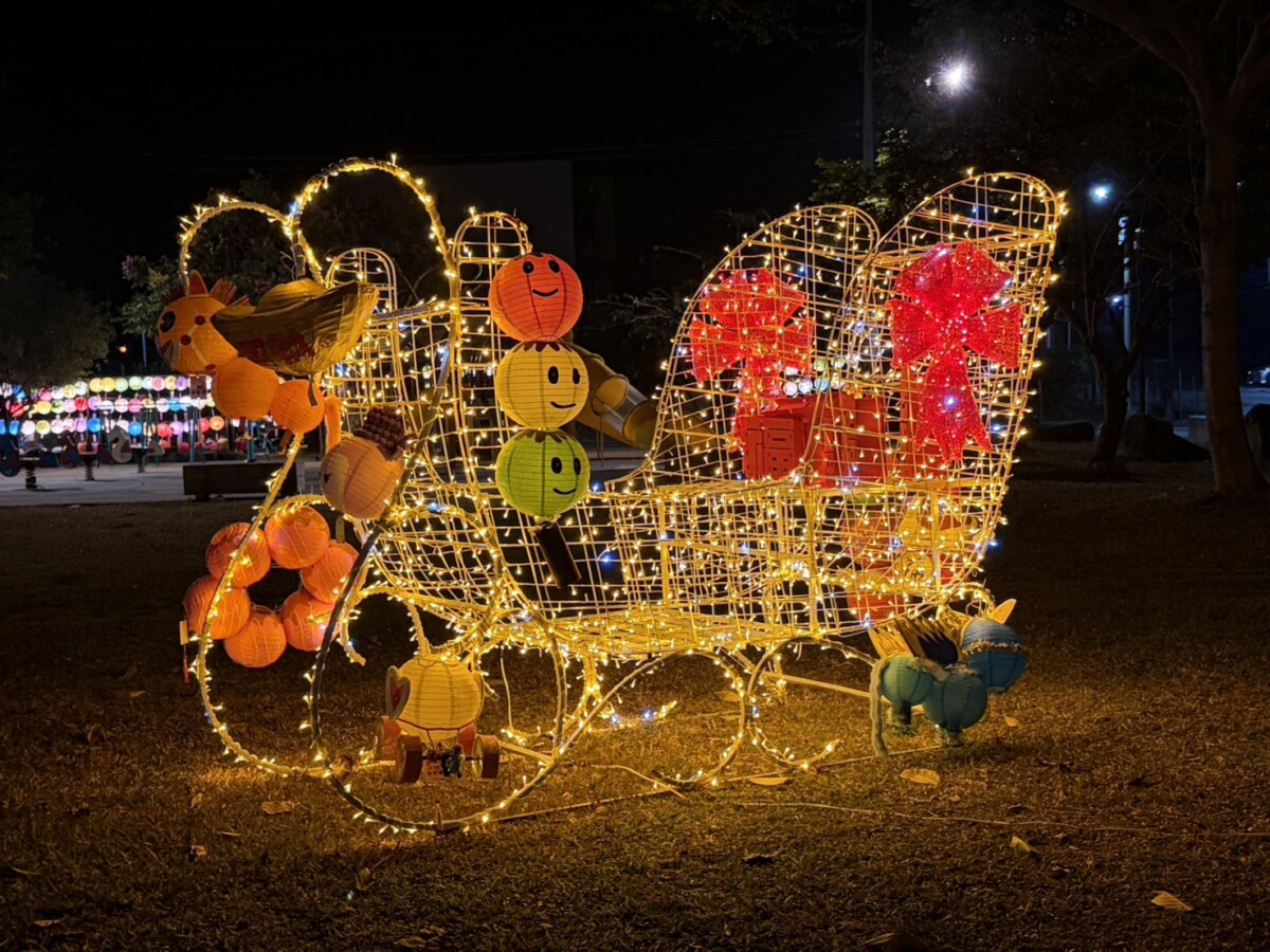 鹽南公園打造『希望城堡』,以載滿創意燈籠的福氣馬車,為偏鄉新春增添『馬到福來』的豐收喜悅。(圖/鹽埔鄉公所提供)