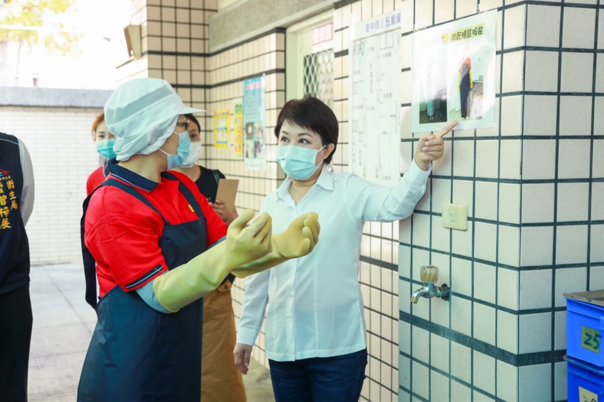▲市長盧秀燕視察學校午餐。(圖/記者顏淑娟翻攝)