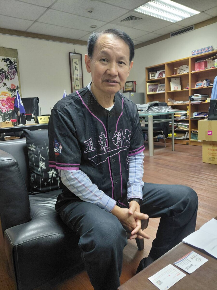 亞東科大黃茂全校長受訪時欣慰地說 : 該校畢業球員持續活躍，並加入乙組球隊或自組隊參賽；不少已任企業主管、創業開公司，展現棒球培養的紀律與領導力。(影像由記者郭晉嘉拍攝)。