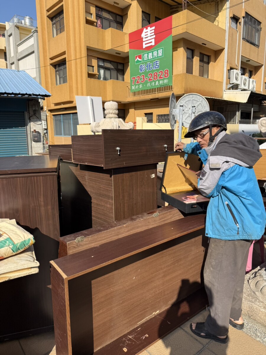 大型家具塞爆巷口！清潔隊傻眼：連浴缸都丟