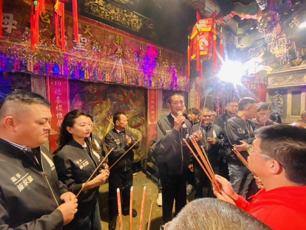 馬年子時開廟門萬人湧北港　朝天宮董事長與信眾一同插頭香